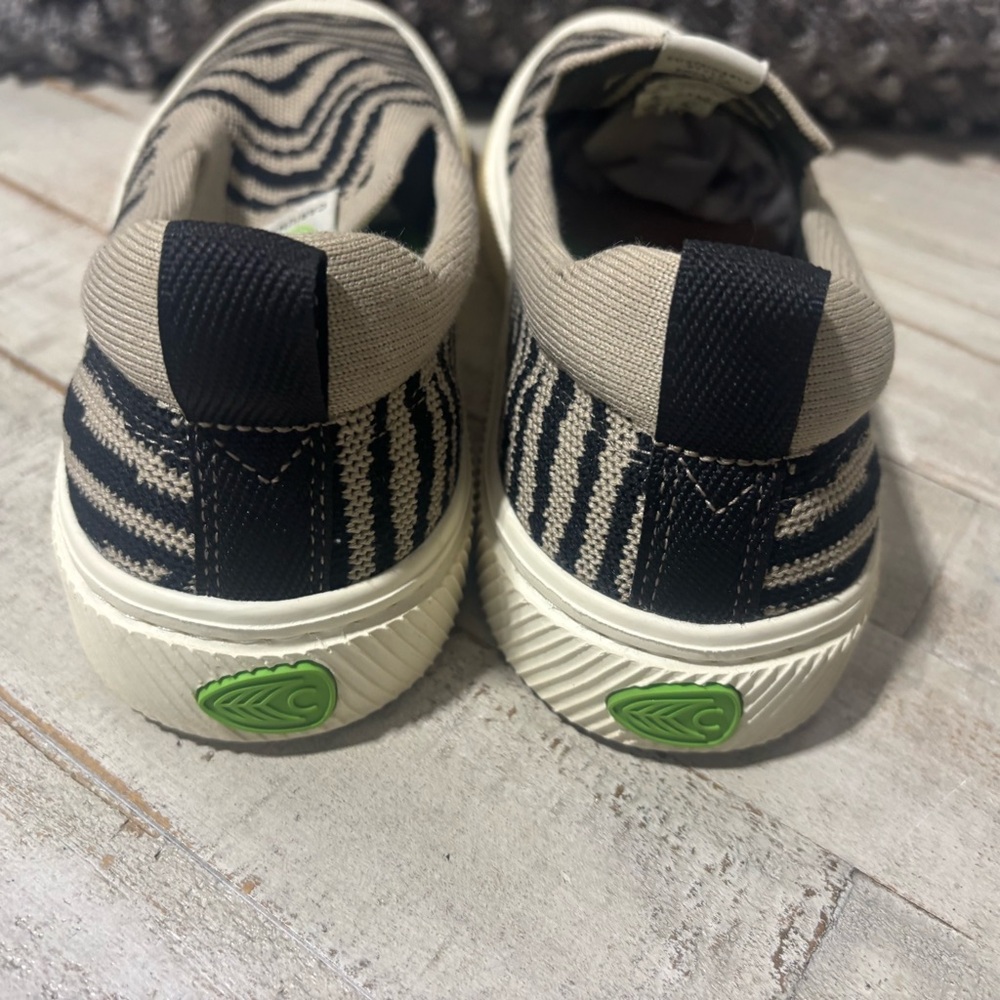 Cariuma Ibi Slip-On Unisex Shoes:  M: 9, W: 10.5 - Picture 4 of 5